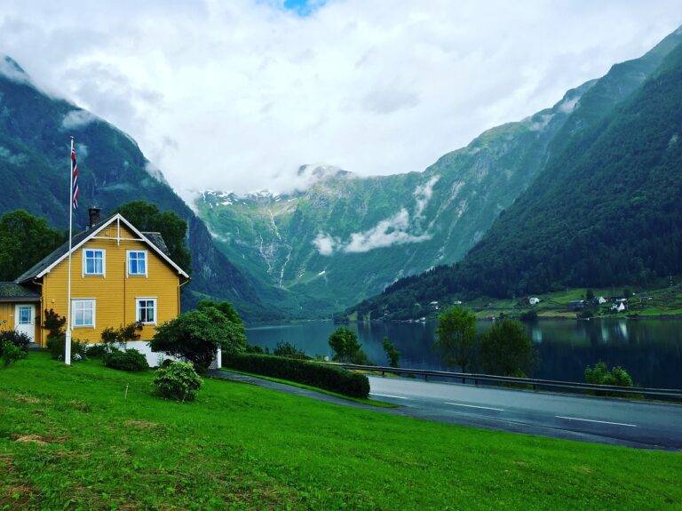 The Art of Layering Bedding: Tips for a Luxurious Bedroom